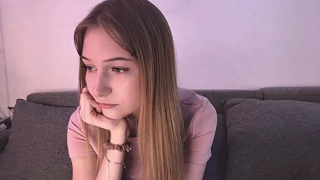 Snapshot of KatrineDrea chatting on 04.22.26 KatrineDrea online show from 04.22.26