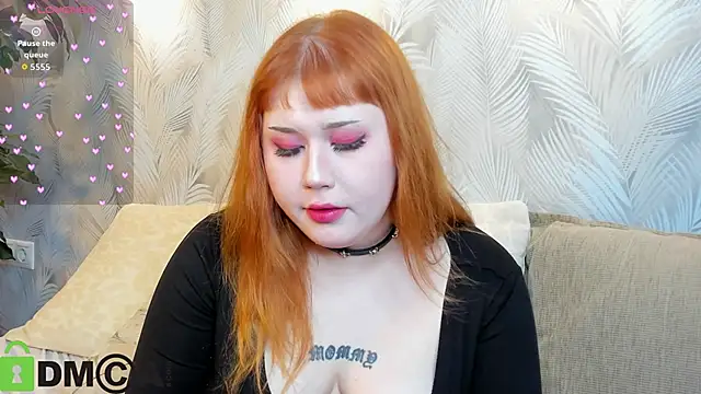 Snapshot of Roxy_Moor chatting on 06.17.26 Roxy Moor online show from 06.17.26