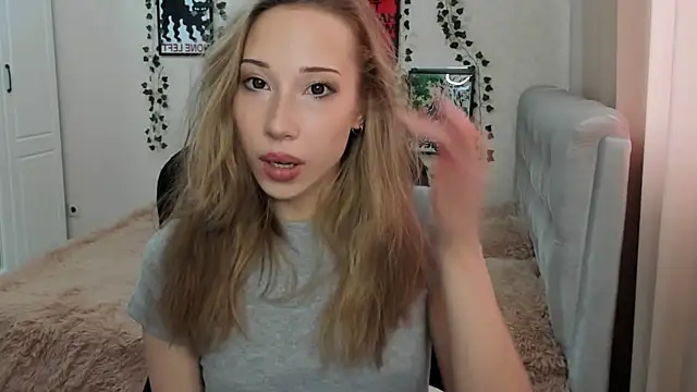 Snapshot of Emmarayder chatting on 04.13.26 Emmarayder online show from 04.13.26