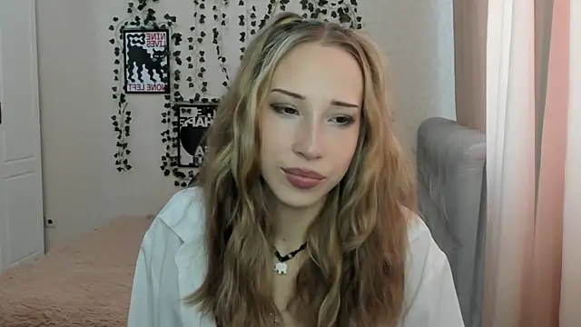 Snapshot of Emmarayder chatting on 04.29.26 Emmarayder online show from 04.29.26