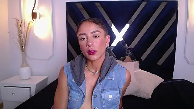 Snapshot of Skylee_and_Violet chatting on 04.09.26 Skylee and Violet online show from 04.09.26