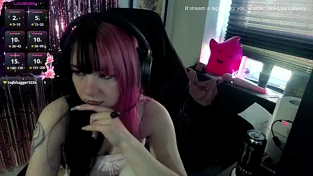 Snapshot of CutieTracer chatting on 04.28.26 CutieTracer online show from 04.28.26