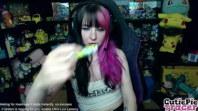 Snapshot of CutieTracer chatting on 06.02.26 CutieTracer online show from 06.02.26