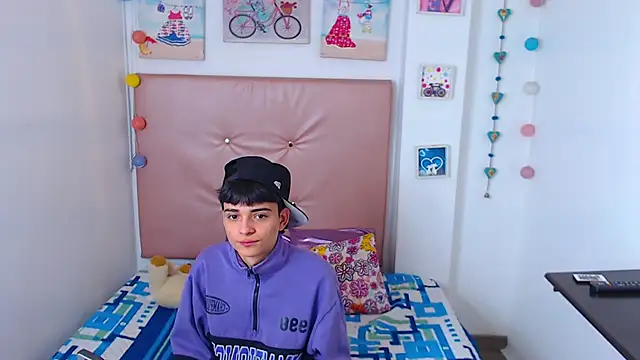 Snapshot of milo_hot_ chatting on 04.23.26 milo hot online show from 04.23.26