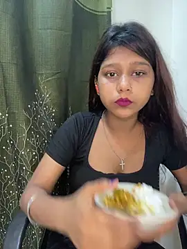 Snapshot of Cutiepie- chatting on 05.15.26 Cutiepie- online show from 05.15.26