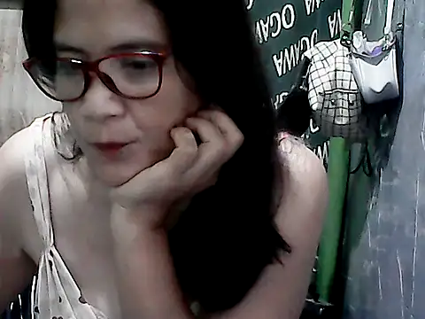 Snapshot of PinayZaira chatting on 04.15.26 PinayZaira online show from 04.15.26
