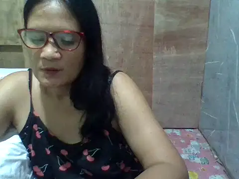 Snapshot of PinayZaira chatting on 05.06.26 PinayZaira online show from 05.06.26