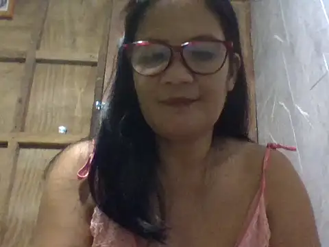 Snapshot of PinayZaira chatting on 05.12.26 PinayZaira online show from 05.12.26