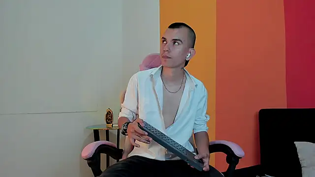 Snapshot of Rowan_Cley chatting on 04.19.26 Rowan Cley online show from 04.19.26