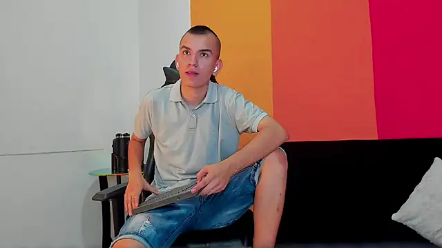 Snapshot of Rowan_Cley chatting on 05.19.26 Rowan Cley online show from 05.19.26