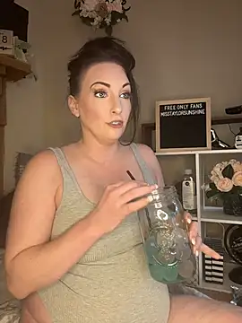 Snapshot of taylorsunshine chatting on 06.21.26 taylorsunshine online show from 06.21.26