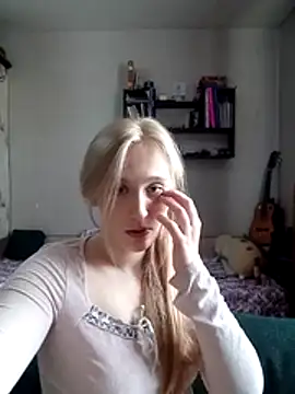 Snapshot of IsOlli chatting on 05.19.26 IsOlli online show from 05.19.26