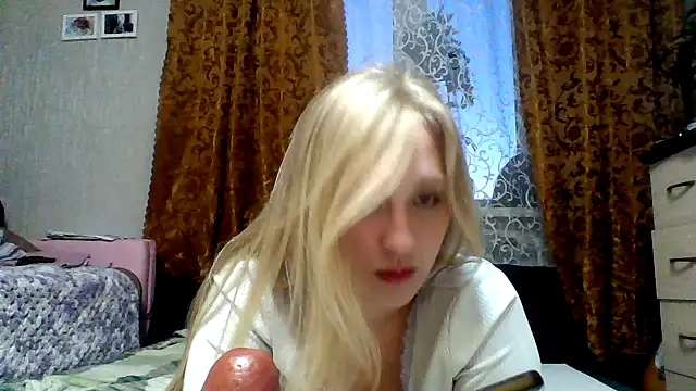 Snapshot of IsOlli chatting on 06.03.26 IsOlli online show from 06.03.26