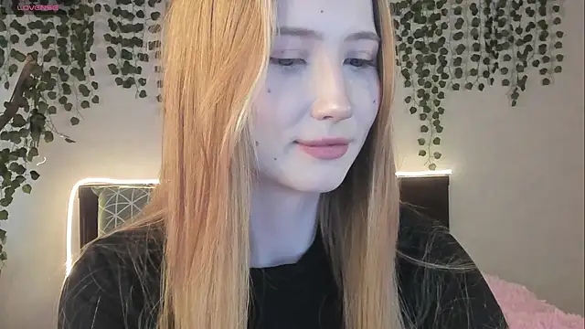 Snapshot of Leona_Vixen chatting on 05.13.26 Leona Vixen online show from 05.13.26