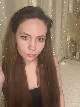 Snapshot of milanique chatting on 04.15.26 milanique online show from 04.15.26