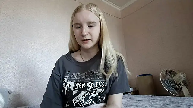 Snapshot of ForwentSeat chatting on 04.11.26 ForwentSeat online show from 04.11.26