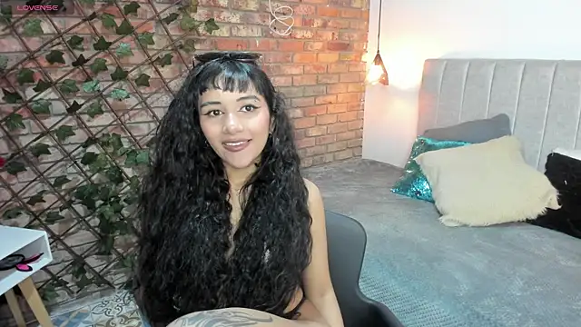Snapshot of Hanna_Clark__ chatting on 04.27.26 Hanna Clark online show from 04.27.26