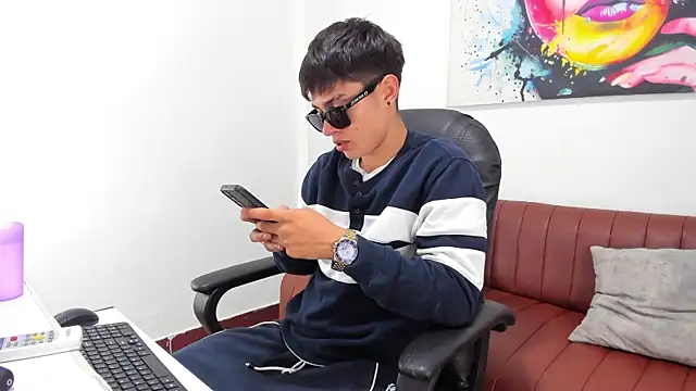 Snapshot of Thebestboyhot chatting on 04.12.26 Thebestboyhot online show from 04.12.26