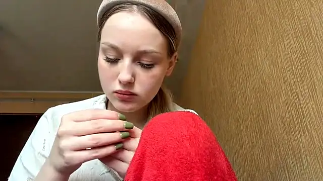 Snapshot of ElvieTribou chatting on 04.07.26 ElvieTribou online show from 04.07.26