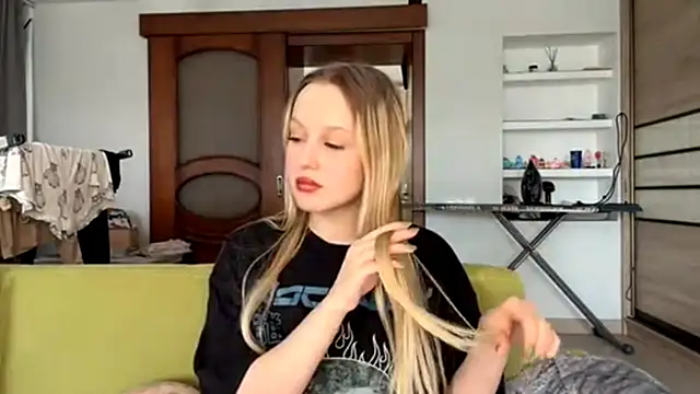 Snapshot of ElvieTribou chatting on 04.13.26 ElvieTribou online show from 04.13.26