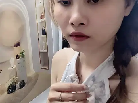 Snapshot of ___Nami___ chatting on 05.10.26 Nami online show from 05.10.26