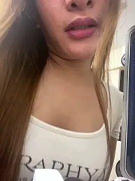 Snapshot of Louies-18 chatting on 04.09.26 Louies-18 online show from 04.09.26