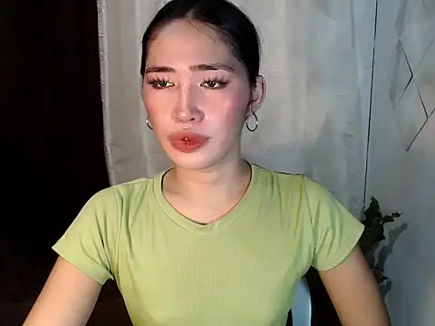 Snapshot of urasiankylie chatting on 05.13.26 urasiankylie online show from 05.13.26