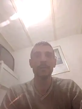 Snapshot of Guillelp chatting on 05.17.26 Guillelp online show from 05.17.26