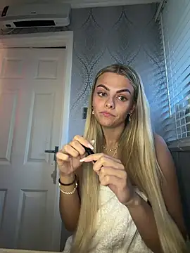 Snapshot of Alysse chatting on 04.21.26 Alysse online show from 04.21.26