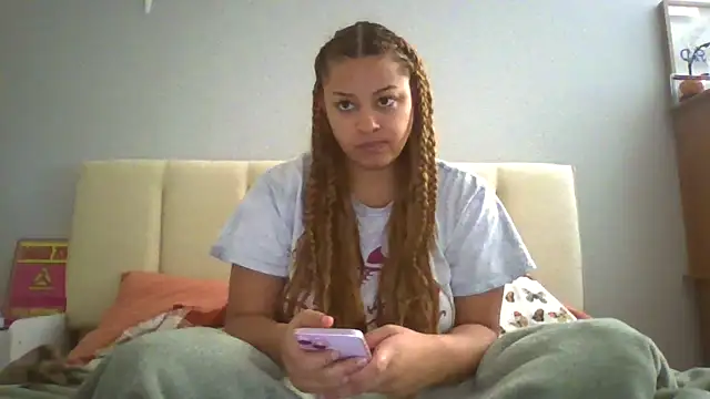 Snapshot of madzbailey chatting on 05.12.26 madzbailey online show from 05.12.26