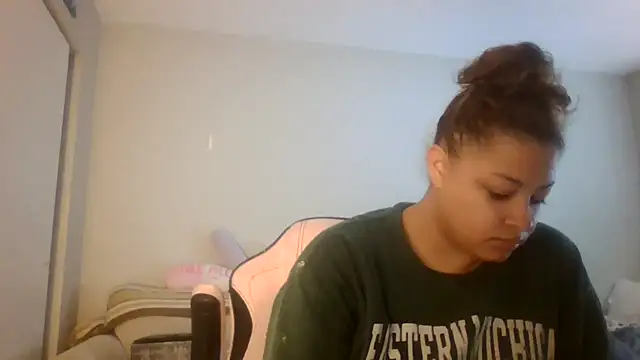 Snapshot of madzbailey chatting on 06.11.26 madzbailey online show from 06.11.26