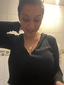 Snapshot of Isabella_varella- chatting on 04.15.26 Isabella varella- online show from 04.15.26