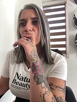 Snapshot of Isabella_varella- chatting on 05.15.26 Isabella varella- online show from 05.15.26
