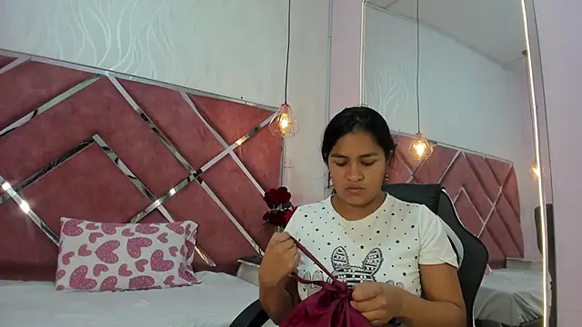 Snapshot of AprilMiiller chatting on 05.21.26 AprilMiiller online show from 05.21.26