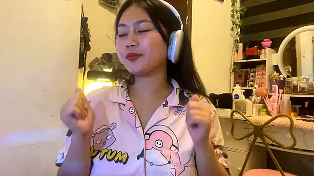 Snapshot of GlindaDejardin chatting on 04.24.26 GlindaDejardin online show from 04.24.26