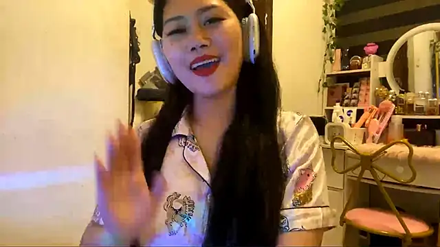 Snapshot of GlindaDejardin chatting on 04.28.26 GlindaDejardin online show from 04.28.26