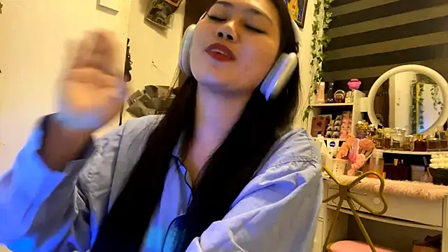 Snapshot of GlindaDejardin chatting on 04.29.26 GlindaDejardin online show from 04.29.26