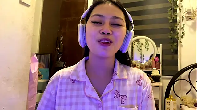 Snapshot of GlindaDejardin chatting on 05.14.26 GlindaDejardin online show from 05.14.26