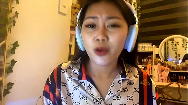Snapshot of GlindaDejardin chatting on 05.17.26 GlindaDejardin online show from 05.17.26