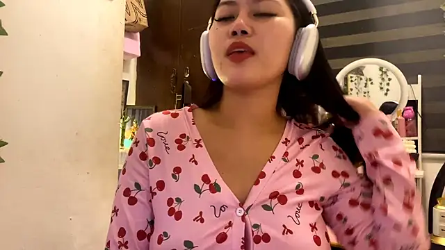 Snapshot of GlindaDejardin chatting on 05.18.26 GlindaDejardin online show from 05.18.26