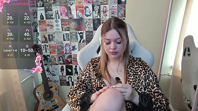 Snapshot of AmeliePeach chatting on 05.15.26 AmeliePeach online show from 05.15.26