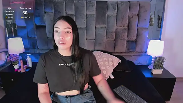 Snapshot of Ashly_bloom_ chatting on 06.25.26 Ashly bloom online show from 06.25.26