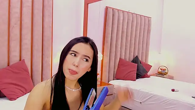 Snapshot of Zoe_Monrow chatting on 05.19.26 Zoe Monrow online show from 05.19.26