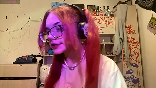 Snapshot of RedHeadCat chatting on 04.18.26 RedHeadCat online show from 04.18.26
