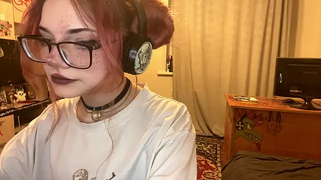 Snapshot of RedHeadCat chatting on 04.30.26 RedHeadCat online show from 04.30.26