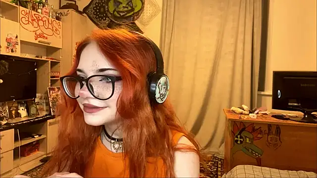 Snapshot of RedHeadCat chatting on 05.20.26 RedHeadCat online show from 05.20.26