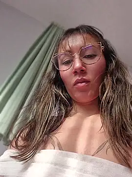 Snapshot of Mar_puentes chatting on 04.28.26 Mar puentes online show from 04.28.26