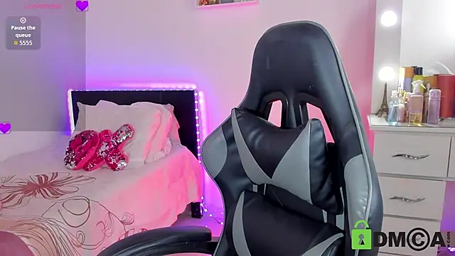 Snapshot of esmeralda_le chatting on 05.19.26 esmeralda le online show from 05.19.26