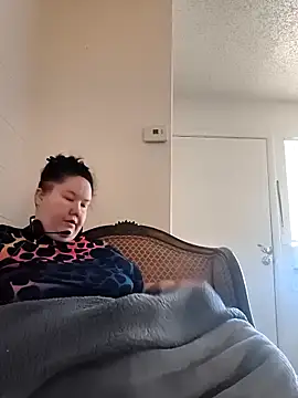 Snapshot of hisalphaqueen27 chatting on 04.15.26 hisalphaqueen27 online show from 04.15.26