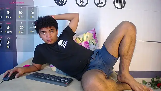Snapshot of felipecams chatting on 04.22.26 felipecams online show from 04.22.26